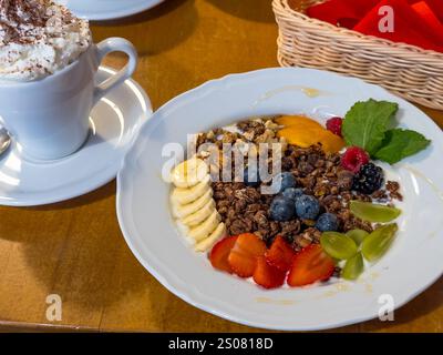 Verschiedene Früchte mit Körnern serviert in einem bole mit Joghurt. Stockfoto