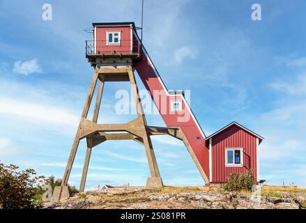 Allgemeiner Blick auf den Aussichtsturm aus den 1930er Jahren in Smögen, Schweden, erbaut in Holz auf einer Stahlbetonkonstruktion mit einer externen Holztreppe. Stockfoto