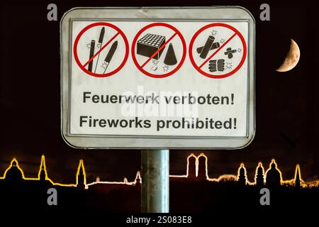 Feuerwerksverbot zu Silvester, München, Dezember 2024 Deutschland, München, Dezember 2024, Feuerwerk verboten Schild vor München Skyline bei Nacht, Feuerwerksverbot in der Innenstadt zu Silvester, Allgemeinverfügung der Stadt München, Verbot von Pyrotechnik, Böllerverbot innerhalb des Mittleren Rings, Gefahr, Schutz, Sicherheit, *** Verbot von Feuerwerk am Silvesterabend, München, Dezember 2024 Deutschland, München, Dezember 2024, Feuerwerkverbotsschild vor der Münchner Skyline bei Nacht, Feuerwerkverbot in der Innenstadt an Silvester, Generaldekret der Stadt München, Pyrotechnikverbot, Stockfoto