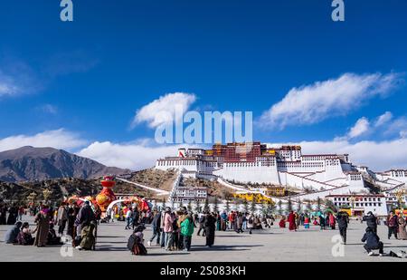 Peking, Chinas autonome Region Xizang. Februar 2024. Besucher besuchen am 11. Februar 2024 den Potala Palace Square in Lhasa, der Autonomen Region Xizang im Südwesten Chinas. Quelle: Sun Fei/Xinhua/Alamy Live News Stockfoto