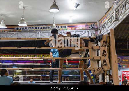 Kampfabend in einem Muay Thai-Stadion in Chiang Mai, Thailand Stockfoto