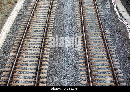 Luftaufnahme der Eisenbahngleise - Überkopfperspektive der Verkehrsinfrastruktur Stockfoto