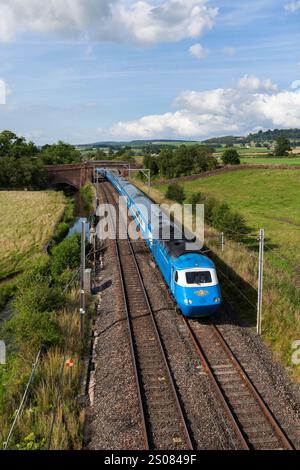 Die Locomotive Services Blue Pullman Luxus-Speisezug auf der Westküsten-Hauptlinie durch die Cumbrian Landschaft. Es handelt sich um eine umgebaute Intercity 125. Stockfoto