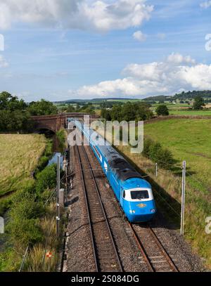 Die Locomotive Services Blue Pullman Luxus-Speisezug auf der Westküsten-Hauptlinie durch die Cumbrian Landschaft. Es handelt sich um eine umgebaute Intercity 125. Stockfoto