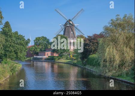 Windmühle am Knockster tief in Hinte, Bezirk Aurich, Ostfriesland, Niedersachsen, Deutschland Stockfoto