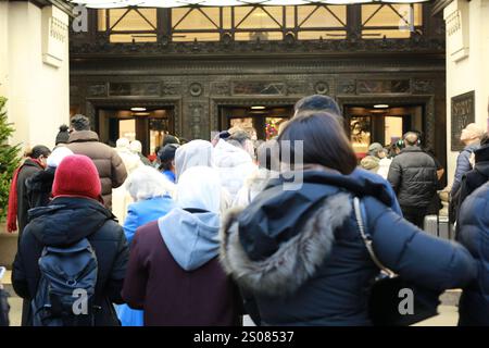 London, Großbritannien. 26. Dezember 2024. Schlange vor dem Selfridges-Geschäft in der Oxford Street in London, während die Leute schnell einkaufen, um am zweiten Weihnachtsfeiertag zu kaufen. Weihnachten in Großbritannien bedeutet auch den Verkauf am zweiten Weihnachtsfeiertag, und die Londoner halten diese Tradition nie aus. Der Weihnachtsfeiertag ist immer der perfekte Anlass, um gute Angebote zu erhalten. Quelle: Waldemar Sikora / Alamy Live News Stockfoto