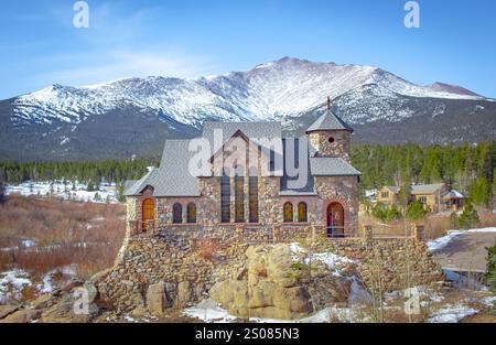 Blick auf die Kirche und den schneebedeckten Bergwald im Camp St. Malo im Rocky Mountain National Park Colorado Stockfoto