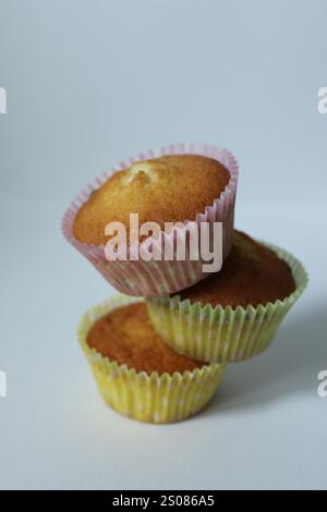 Drei köstliche goldene Muffins auf weißem Hintergrund Stockfoto