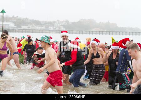 Rund 600 Menschen nahmen 2024 an der jährlichen Weihnachtsfeier in Felixstowe an der Küste von Suffolk Teil und sammelten Spenden für das Hospiz St. Elizabeth. Stockfoto