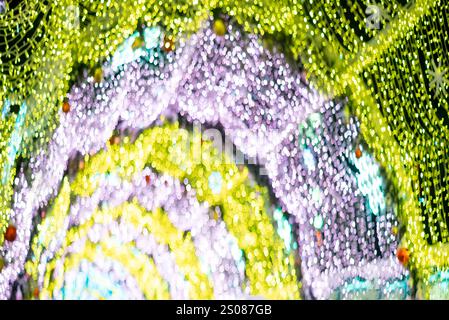 Leuchtende bunte Weihnachtslichter auf schwarzem Hintergrund, Überlagerung Stockfoto