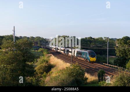 Avanti Westküste Alstom Pendolino Zug 390132 auf der Westküste Hauptstrecke in Lancashire Stockfoto