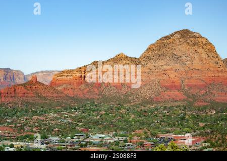 Blick auf die Stadt und die roten Felsen, die Klippen und den Wald am Flughafen Mesa Sedona Arizona. Foto an einem klaren blauen Himmel Stockfoto