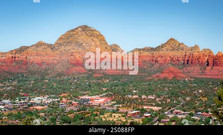 Blick auf die Stadt und die roten Felsen, die Klippen und den Wald am Flughafen Mesa Sedona Arizona. Foto an einem klaren blauen Himmel Stockfoto
