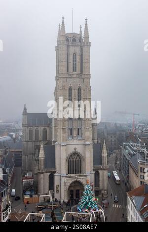 Gotische Steinarchitektur des Gebäudes der Kathedrale Saint Bavo in Gent Belgien an einem bewölkten, nebeligen Tag Stockfoto