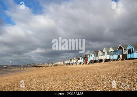 Stürmischer Tag am Thorpe Bay Beach, nahe Southend-on-Sea, Essex, England, Großbritannien Stockfoto