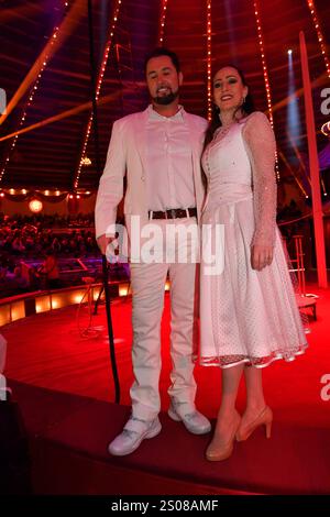 Martin Lacey jr. Und Jana Mandana Lacey-Krone / Circus Krone / 1. Winterprogramm / Freestyle / Manege / KroneBau / München / 25. Dezember 2024 *** Martin Lacey jr und Jana Mandana Lacey Krone Circus Krone 1 Winterprogramm Freestyle Manege KroneBau München 25 Dezember 2024 Stockfoto