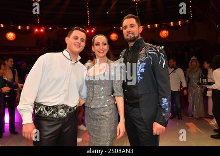 Alexis Lacey-Krone, Jana Mandana Lacey-Krone und Martin Lacey jr. / Circus Krone / 1. Winterprogramm / Freestyle / Manege / KroneBau / München / 25. Dezember 2024 *** Alexis Lacey Krone, Jana Mandana Lacey Krone und Martin Lacey jr Circus Krone 1 Winterprogramm Freestyle Manege KroneBau München 25 Dezember 2024 Stockfoto