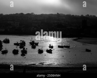 Details zu Fischerbooten im Hafen von St ives St. ives Penwith Cornwall Stockfoto