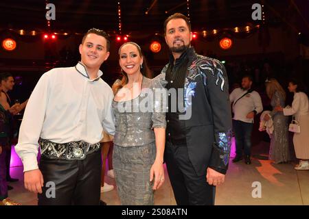 Alexis Lacey-Krone, Jana Mandana Lacey-Krone und Martin Lacey jr. / Circus Krone / 1. Winterprogramm / Freestyle / Manege / KroneBau / München / 25. Dezember 2024 *** Alexis Lacey Krone, Jana Mandana Lacey Krone und Martin Lacey jr Circus Krone 1 Winterprogramm Freestyle Manege KroneBau München 25 Dezember 2024 Stockfoto