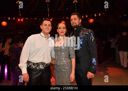 Alexis Lacey-Krone, Jana Mandana Lacey-Krone und Martin Lacey jr. / Circus Krone / 1. Winterprogramm / Freestyle / Manege / KroneBau / München / 25. Dezember 2024 *** Alexis Lacey Krone, Jana Mandana Lacey Krone und Martin Lacey jr Circus Krone 1 Winterprogramm Freestyle Manege KroneBau München 25 Dezember 2024 Stockfoto