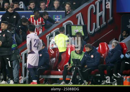 EINDHOVEN - Schiedsrichter Michael Oliver sieht Video Assistant Schiedsrichter (VAR) während des UEFA Champions League Spiels zwischen PSV Eindhoven und Girona FC im Phillips Stadium am 5. November 2024 in Eindhoven, Niederlande. ANP | Hollandse Hoogte | BART STOUTJESDIJK Stockfoto