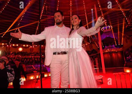 Martin Lacey jr. Und Jana Mandana Lacey-Krone / Circus Krone / 1. Winterprogramm / Freestyle / Manege / KroneBau / München / 25. Dezember 2024 *** Martin Lacey jr und Jana Mandana Lacey Krone Circus Krone 1 Winterprogramm Freestyle Manege KroneBau München 25 Dezember 2024 Stockfoto