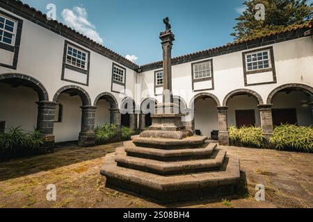 Innenhof der Jugendherberge Pousada do Pico im alten Klostergebäude auf der Insel Pico Azoren, Portugal Stockfoto