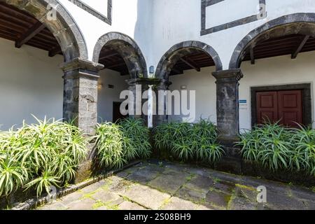 Innenhof der Jugendherberge Pousada do Pico im alten Klostergebäude auf der Insel Pico Azoren, Portugal Stockfoto