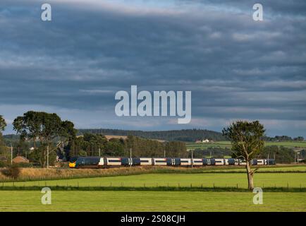 Avanti Westküste Klasse 390 Pendolino Zug durch die Landschaft in Plumpton (nördlich von Penrith) auf der Westküste Hauptstrecke in Cumbria Stockfoto