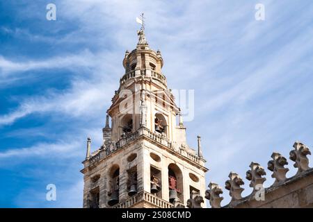 Glockenturm und ehemalige Minarett der Mezquita Catedral de Cordoba, einer ehemaligen maurischen Moschee, die jetzt die Kathedrale von Cordoba. Die Mezquita ist ein UNESCO Stockfoto