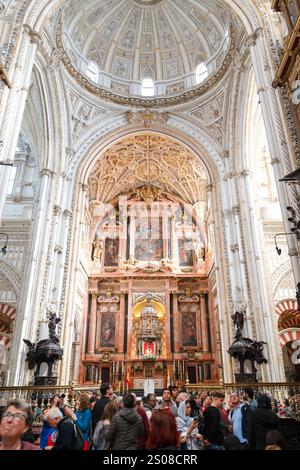 Cordoba, Spanien - 28. Oktober 2024: Altar der Kathedrale. Moschee-Kathedrale von Cordoba (Altar de la Catedral. Mezquita-Catedral de Córdoba) Stockfoto