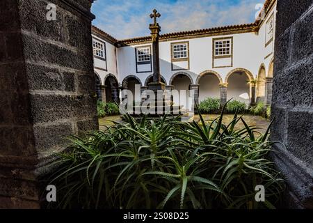 Innenhof der Jugendherberge Pousada do Pico im alten Klostergebäude auf der Insel Pico Azoren, Portugal Stockfoto