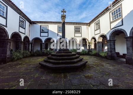 Innenhof der Jugendherberge Pousada do Pico im alten Klostergebäude auf der Insel Pico Azoren, Portugal Stockfoto
