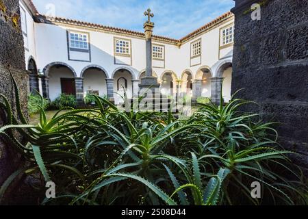 Innenhof der Jugendherberge Pousada do Pico im alten Klostergebäude auf der Insel Pico Azoren, Portugal Stockfoto