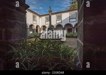 Innenhof der Jugendherberge Pousada do Pico im alten Klostergebäude auf der Insel Pico Azoren, Portugal Stockfoto
