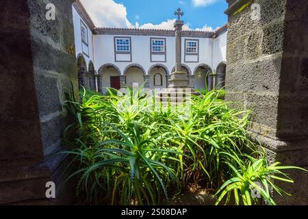 Innenhof der Jugendherberge Pousada do Pico im alten Klostergebäude auf der Insel Pico Azoren, Portugal Stockfoto