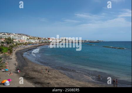 Blick auf Playa de Fanabe, einen vulkanischen Sandstrand, auf Teneriffa, Spanien Stockfoto