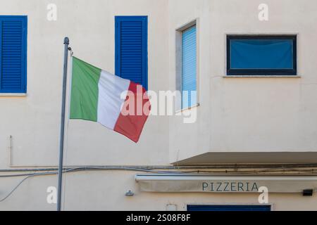 Italienische Flagge und italienisches Pizza-Café, lokale Pizzeria in Italien, Nebensaison, geschlossen Stockfoto