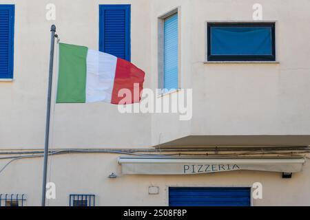 Italienische Flagge und italienisches Pizza-Café, lokale Pizzeria in Italien, Nebensaison, geschlossen Stockfoto