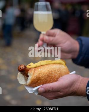 Weinfest in Schengen, Luxemburg, französischen oder luxemburgischen Waffeln mit Schlagsahne und einem Glas Jungwein, der im Herbst im Freien gegessen wird Stockfoto