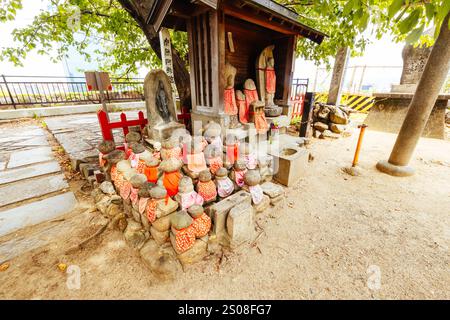 OSAKA, JAPAN – 25. SEPTEMBER 2024: Ishiyama Wakamiya Daimyojin Shinto-Schrein auf der Burg Osaka an einem warmen, klaren Herbsttag in Osaka, Japan am 25. September Stockfoto