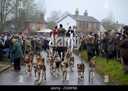 Essex mit Farmern und Union Hunt Hunderte von Menschen nehmen Teil, als sich das Essex mit Farmern und Union Hunt zu seiner jährlichen Fahrt am zweiten Weihnachtsfeiertag vom Chequers Pub im ländlichen Essex-Dorf Matching Green UK aufmacht. Die Essex Hunt trifft sich seit dem frühen 19. Jahrhundert regelmäßig in Matching Green, obwohl es seit dem Jagdgesetz von 2004 nicht erlaubt ist, Hunde zum Jagen und Töten von Füchsen zu verwenden. Matching Green Essex UK Copyright: XMartinxDaltonx Essex Hunt261224 MD 172 Stockfoto