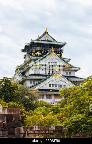 OSAKA, JAPAN - 25. SEPTEMBER 2024: Das berühmte Schloss Osaka und die üppige Umgebung an einem warmen, klaren Herbsttag in Osaka, Japan am 25. September 2024 Stockfoto
