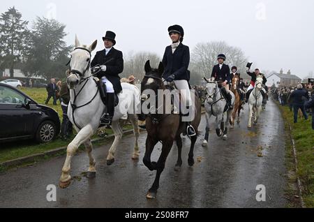 Essex mit Farmern und Union Hunt Hunderte von Menschen nehmen Teil, als sich das Essex mit Farmern und Union Hunt zu seiner jährlichen Fahrt am zweiten Weihnachtsfeiertag vom Chequers Pub im ländlichen Essex-Dorf Matching Green UK aufmacht. Die Essex Hunt trifft sich seit dem frühen 19. Jahrhundert regelmäßig in Matching Green, obwohl es seit dem Jagdgesetz von 2004 nicht erlaubt ist, Hunde zum Jagen und Töten von Füchsen zu verwenden. Matching Green Essex UK Copyright: XMartinxDaltonx Essex Hunt261224 MD 629 Stockfoto