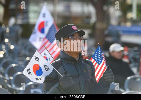 Seoul, Südkorea. Dezember 2024. Ein konservativer Demonstrant nimmt an einer Kundgebung zur Unterstützung von Südkoreas angeklagtem Präsidenten Yoon Suk Yeol in der Innenstadt von Seoul Teil. Der amtierende südkoreanische Präsident Han Duck-soo sagte am 26. Dezember, er werde keine Richter vor dem Verfassungsgericht ernennen, bis sich die rivalisierenden Parteien vor einem Amtsenthebungsbeschluss gegen Präsident Yoon Suk Yeol darüber einig sind, ob er dazu befugt ist. Quelle: SIPA USA/Alamy Live News Stockfoto