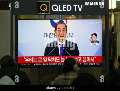 Seoul, Südkorea. Dezember 2024. Eine 24-stündige Yonhapnews-Fernsehsendung am Bahnhof Yongsan zeigt, wie der amtierende südkoreanische Präsident Han Duck-soo eine öffentliche Ansprache im Regierungskomplex in Seoul hält. Der amtierende südkoreanische Präsident Han Duck-soo sagte am 26. Dezember, er werde keine Richter vor dem Verfassungsgericht ernennen, bis sich die rivalisierenden Parteien vor einem Amtsenthebungsbeschluss gegen Präsident Yoon Suk Yeol darüber einig sind, ob er dazu befugt ist. Quelle: SIPA USA/Alamy Live News Stockfoto