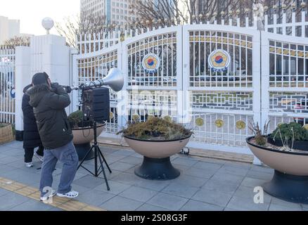 Seoul, Südkorea. Dezember 2024. Ein Demonstrant versammelt sich über den amtierenden Präsidenten Han Duck-soo, der keine Richter vor dem Verfassungsgericht im Regierungskomplex in Seoul ernennt. Der amtierende südkoreanische Präsident Han Duck-soo sagte am 26. Dezember, er werde keine Richter vor dem Verfassungsgericht ernennen, bis sich die rivalisierenden Parteien vor einem Amtsenthebungsbeschluss gegen Präsident Yoon Suk Yeol darüber einig sind, ob er dazu befugt ist. Quelle: SIPA USA/Alamy Live News Stockfoto