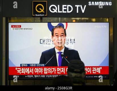 Seoul, Südkorea. Dezember 2024. Eine 24-stündige Yonhapnews-Fernsehsendung am Bahnhof Yongsan zeigt, wie der amtierende südkoreanische Präsident Han Duck-soo eine öffentliche Ansprache im Regierungskomplex in Seoul hält. Der amtierende südkoreanische Präsident Han Duck-soo sagte am 26. Dezember, er werde keine Richter vor dem Verfassungsgericht ernennen, bis sich die rivalisierenden Parteien vor einem Amtsenthebungsbeschluss gegen Präsident Yoon Suk Yeol darüber einig sind, ob er dazu befugt ist. Quelle: SIPA USA/Alamy Live News Stockfoto