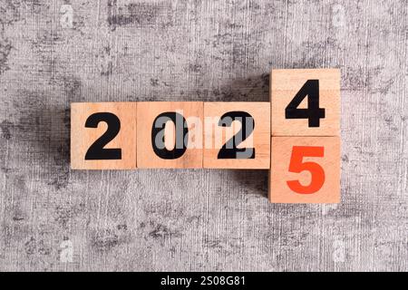 2024 Jahre auf 2025 Jahre bei Holzwürfeln. Jahreskonzept 2024.2025. Plan, Ziel, Trend Stockfoto