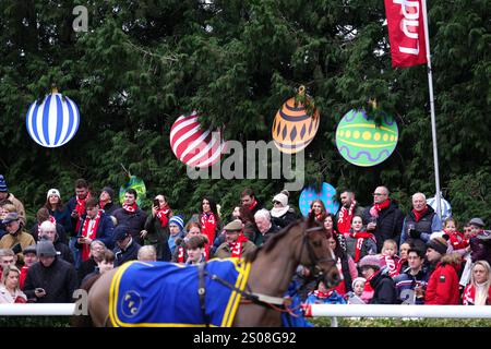 Ein allgemeiner Blick auf die Weihnachtsdekoration, während die Rennfahrer über dem Paradering am King George VI Chase Day auf der Rennbahn Kempton Park, Sunbury-on-Thames, Surrey, blicken. Bilddatum: Donnerstag, 26. Dezember 2024. Stockfoto